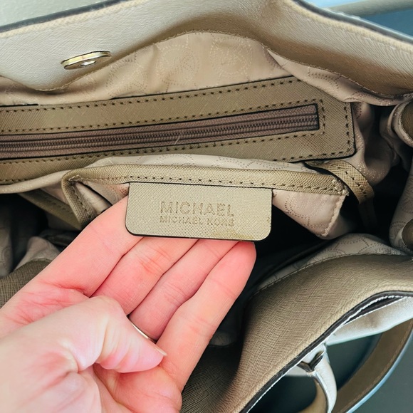 MICHEAL KORS / LARGE HAMILTON LEATHER TOTE! Gently used condition! - Picture 5 of 9